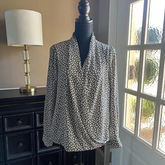 Nordstroms Pleione tan and black faux wrap blouse Women Size M - 0288 - Picture 6 of 8